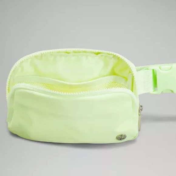 Lululemon Everywhere Belt Bag Faded Zap Extended Strap with Rubberized Logo - Picture 11 of 11